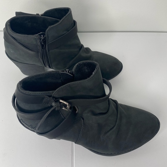 Blowfish NWT No Box Black Heeled Boots with Chunky Heel - Picture 2 of 7